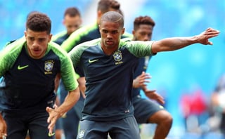 El jugador Douglas Costa, del combinado brasileño, ha vuelto a los entrenamientos. (EFE)