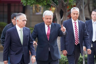 Plan. Andrés Manuel López Obrador y el  empresario Alfonso Romo, quien coordinará la transición económica. (ARCHIVO)