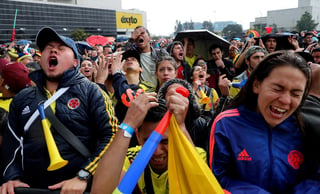Fanáticos de Colombia siguen el partido de su equipo contra Inglaterra en el partido por los octavos. (Fotografía de EFE)