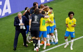 El delantero de Brasil Roberto Firmino, rodeado por sus compañeros, celebra con el técnico Tite tras anotar el segundo gol en los octavos de final del Mundial en Samara. (AP)