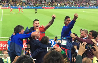El volante de Colombia James Rodríguez (centro a la izquierda) festeja desde las gradas tras el gol de Yerry Mina en el partido de octavos de final. (Fotografía de AP)