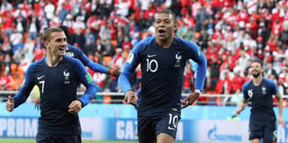 Antoine Griezmann (7) se suma al festejo de Mbappe por el gol que anotó en la victoria de Francia sobre Perú. (AP)