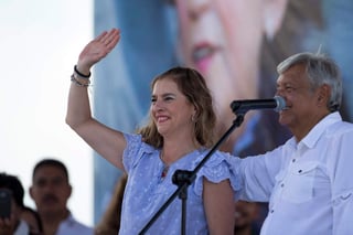 Beatriz Gutiérrez Müller es la esposa del virtual presidente electo, Andrés Manuel López Obrador, y podría renunciar a ser 'primera dama'. (AP)