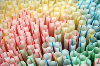 También se prohíbe dar otros utensilios de plástico, como cubiertos. (INTERNET)