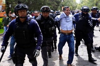 Encendido. Sigue la pugna en la elección estatal de Puebla, luego del enfrentamiento del lunes por el supuesto fraude. (EFE)