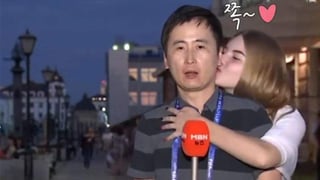 El reportero del canal surcoreano fue interrumpido por las mujeres (INTERNET) 