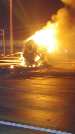 El vehículo perdió el control y se estrelló contra un poste, generándose un incendio que hizo explotar la pipa.