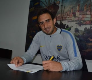 El defensa central Carlos Izquierdoz llegó al complejo deportivo de Boca Juniors para firmar su contrato. (ESPECIAL)