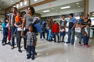 Inmigración. Familias migrantes separadas en frontera esperan ser reunidas. (EFE)