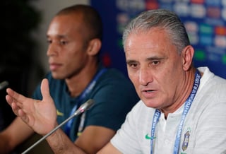 El entrenador de Brasil Tite en una rueda de prensa ayer en el estadio Kazan Arena. (EFE)