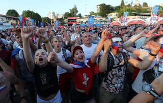Los aficionados rusos festejan que su selección se encuentre instalada en los cuartos de final de su Mundial.