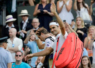 El helvético, que ha comenzado a vestir en Wimbledon con la marca Uniqlo, en lugar de Nike, aseguró que el hecho de vestir de blanco es un 'desafío para las marcas'. (AP)