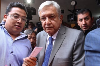 En esa ocasión López Obrador, como abanderado del llamado Movimiento Progresista, consiguió 15 millones 848 mil votos, la mitad de las boletas con su nombre tachado que le entregó hace unos días la voluntad popular. (NOTIMEX)