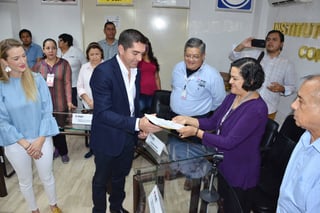 Por el PAN. Luis Fernando Salazar recibió su constancia de mayoría como diputado federal por el distrito 05 en Torreón. (FRENANDO COMPEÁN)