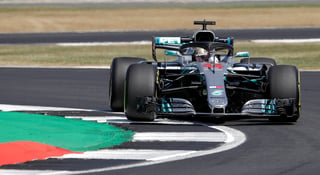 El británico Lewis Hamilton, de Mercedes, participa en una sesión de entrenamientos libres en Silverstone. (EFE)
