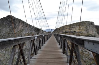 Paraje. En la región hay diversos parajes para vacacionar como el Puente de Ojuela de Mapimí.