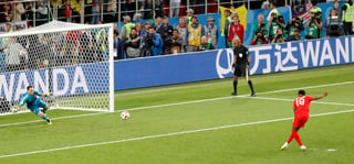 Marcus Rashford, de Inglaterra, convierte un penal ante David Ospina, en la serie que definió el encuentro de octavos de final, disputado 3 de julio en el estadio Spartak. (AP)