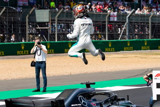 El británico Lewis Hamilton celebra tras lograr la ‘pole’ en el Gran Premio de Gran Bretaña. (EFE)