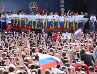 Los integrantes de la selección rusa son aclamados por el público en la zona del Fan Fest en Moscú. (EFE)