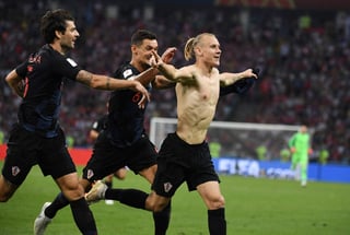 El centro de Croacia Domagoj Vida celebra su gol durante el partido de cuartos de final ante Rusia. (Notimex)