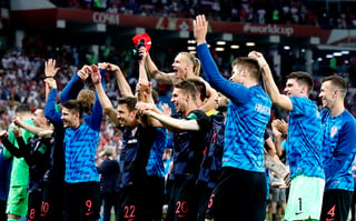 Jugadores de Croacia celebran tras eliminar a Rusia en series de penales. (EFE)