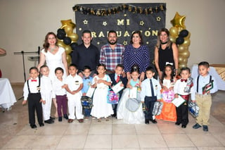 Estos menores de 3 y 4 años de edad, acudieron con sus padres y padrinos a la ceremonia de graduación, donde Ana Cecilia Mon. (ESPECIAL)