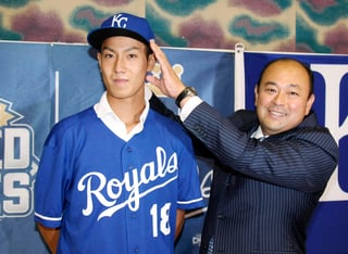 El pitcher de 16 años acordó un contrato de ligas menores el domingo que incluye un bono de contratación por 322,500 dólares. Se cree que es el primer jugador de secundaria japonés en firmar con un equipo de Grandes Ligas. (AP)