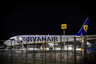 El avión, de la compañía Ryanair, estaba en la pista dispuesto para despegar cuando se encontró una carta con un texto amenazante, por lo que el aparato regresó a la terminal y fue desalojado. (EFE)
