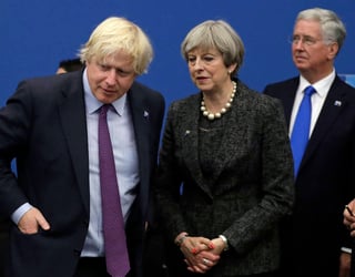 Se va. Boris Johnson (Izq.), titular de relaciones exteriores del Reino Unido, presentó su dimisión al gabinete de Theresa May. (AP)