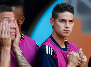 James Rodríguez observa desde la banca antes del inicio del partido del Grupo H entre Colombia y Japón. (AP)
