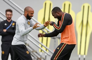 Thierry Henry, asistente técnico de Bélgica, bromea con Romelu
Lukaku durante el entrenamiento de ayer. (AP)