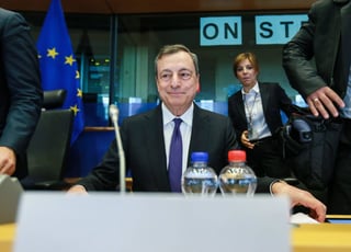 Riesgos. El proteccionismo se vuelve la principal amenaza, reconoce Mario Draghi del Banco Central Europeo.   (ARCHIVO)