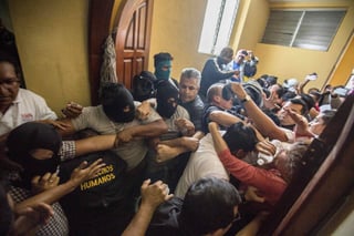 Violencia. Un grupo de parapolicías agrede a varios obispos y periodistas tras irrumpir violentamente en la basílica de San Sebastián ayer en la ciudad de Diriamba, Nicaragua. (EFE)