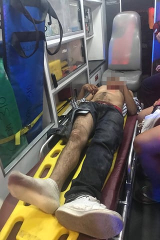 Atención. El hombre fue trasladado a un hospital en una ambulancia de Cruz Roja. (EL SIGLO DE TORREÓN) 