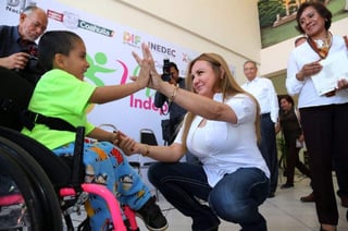 Ayuda. Marcela Gorgón, presidenta del DIF Coahuila, con un menor durante el evento.