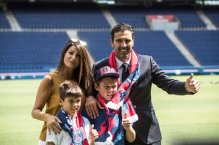 Gianluigi Buffon y su pareja Clara d’Amico, acompañados por sus hijos, Louis-Thomas y David-Lee, durante su presentación con el PSG. (AP)