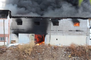 Bomberos y la Cruz Roja fueron movilizados a la salida sur de Culiacán, ante el reporte de un fuerte incendio y explosiones en el interior de una bodega. (TWITTER)
