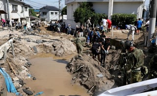 El secretario general de gabinete Yoshihide Suga dijo que el primer ministro Shinzo Abe planea visitar un albergue en Kurashiki, una ciudad donde el desbordamiento de un río inundó áreas residenciales, causando la muerte de más de 40 personas. (ARCHIVO)