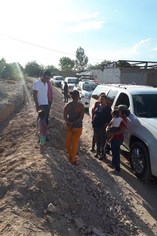 Acuden. Autoridades de Lerdo estuvieron en San Isidro para verificar el avance de la obra. (EL SIGLO DE TORREÓN)