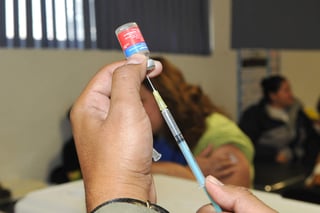 La vacuna Triple Viral protege del sarampión, la rubéola y la parotiditis y se aplica mediante una inyección en el brazo izquierdo. (ARCHIVO)

