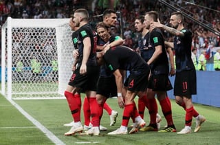 Los croatas festejan el primer gol de su equipo ante Inglaterra.