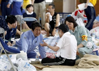 Visita. El primer ministro japonés, Shinzo Abe (2-Izq.), visita a los residentes evacuados afectados por las lluvias en Kurashiki. (EFE)