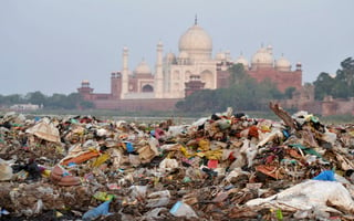 En riesgo. Los expertos estaban midiendo los niveles de contaminación en torno al Taj Mahal. (AP)