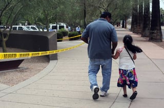 Afortunado. Un hombre camina junto a su hija tras salir de una cita en la Oficina de Control de Inmigración y Aduanas (ICE, por sus siglas en inglés). (EFE)