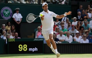 Novak Djokovic alcanzó las semifinales de Wimbledon tras imponerse 6-3, 3-6, 6-2, 6-2 al japonés Kei Nishikori. (AP)