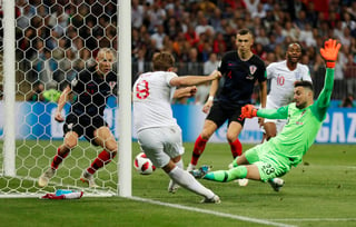Harry Kane estuvo muy cerca de marcar el segundo gol de Inglaterra, pero estrelló el balón en el poste. (AP)