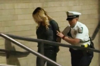 La actriz porno Stormy Daniels fue detenida por dejarse tocar en un 'striptease'. (AP) 
