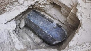 Además, también fue hallada la cabeza de alabastro de un hombre, que podría representar a la persona cuyos restos descansan en el sarcófago. (ESPECIAL)