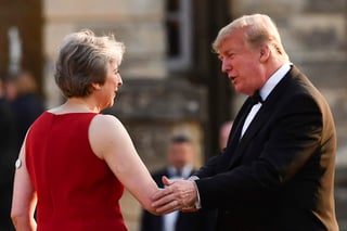 May abogó esta noche por un acuerdo de libre comercio con EU en una cena celebrada en el palacio de Blenheim, con la que recibió a Trump y a su esposa, Melania. (AP)