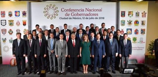 En conferencia de prensa luego de reunirse con los integrantes de la Conago, López Obrador sostuvo que solicitó a los mandatarios estatales su apoyo para el proceso de descentralización del gobierno federal. (ESPECIAL)